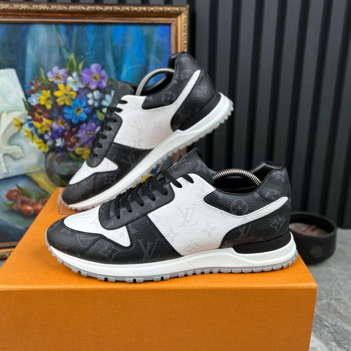 Louis Vuitton Run Away Sneakers Monogram Чоловічі кросівки оригінал 41.5 EUR