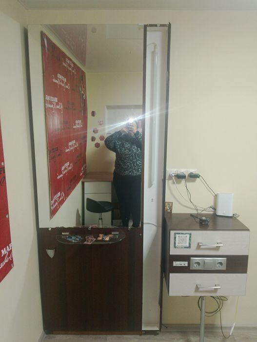 Продам зеркало с тумбой для парикмахера