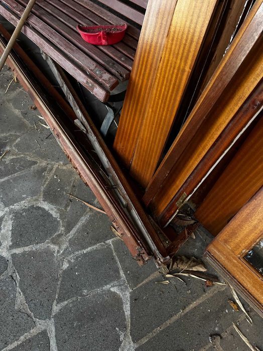 Portas em Madeira Maciça Envidraçadas – Estilo Clássico/Rústico