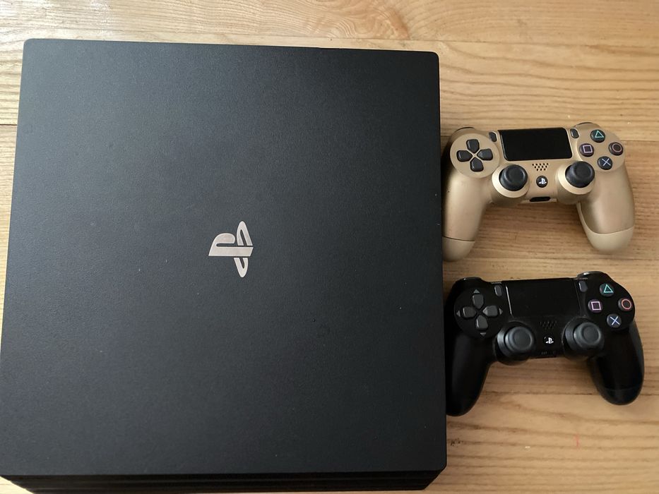 Продам PS4 Pro у відмінному стані.
