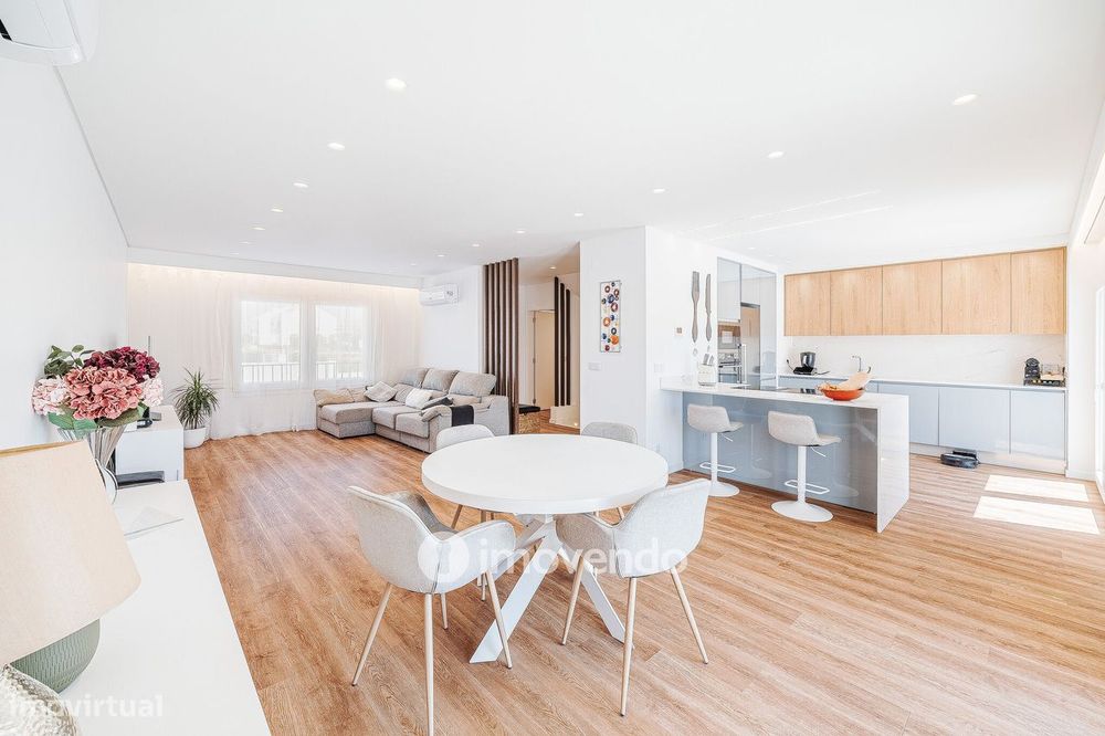 Moradia T3+1 moderna, com garagem e áreas amplas, em Alcochete