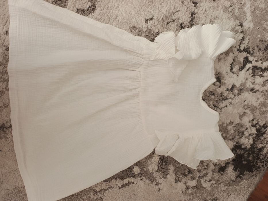 Гарна сукня для дівчинки