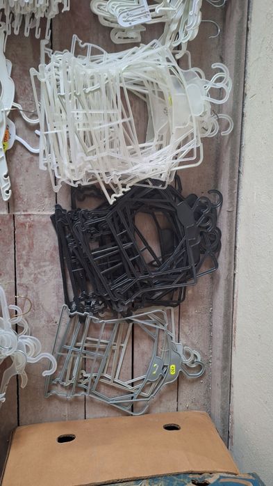 Вішаки для одягу різні