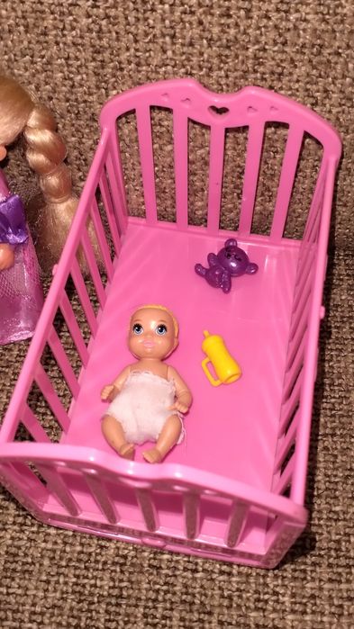 Irmãs da Barbie com móveis