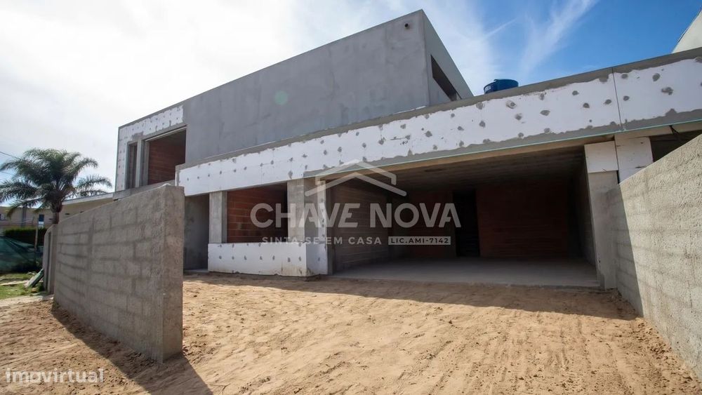Moradia V4 c/ Piscina e Garagem em S. Félix da Marinha
