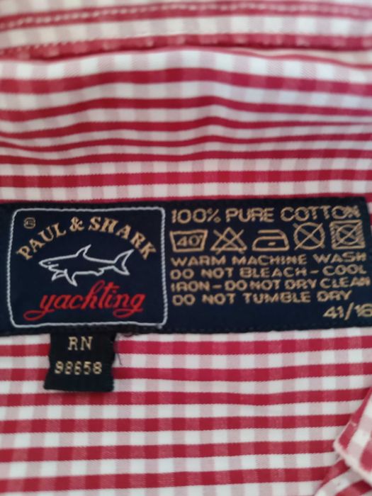 camisa vermelha de marca