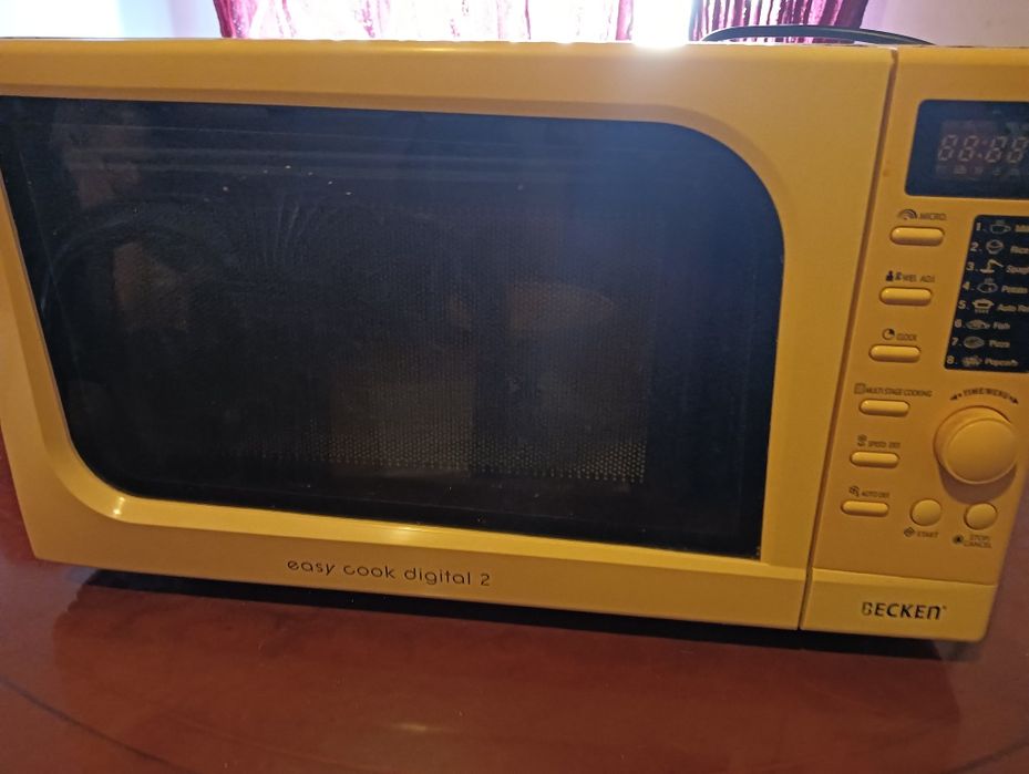 Forno Micro Ondas BECKEN - Usado mas a funcionar bem.