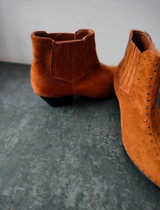 Ciemnobeżowe botki rozm. 38