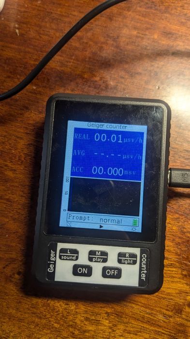 Дозиметр, підходить як для пошуків радіації так й як битовий прилад