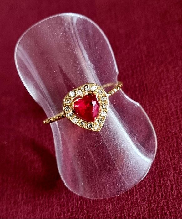 Anel dourado, em aço, coração vermelho rodeado de zirconias. Ajustável