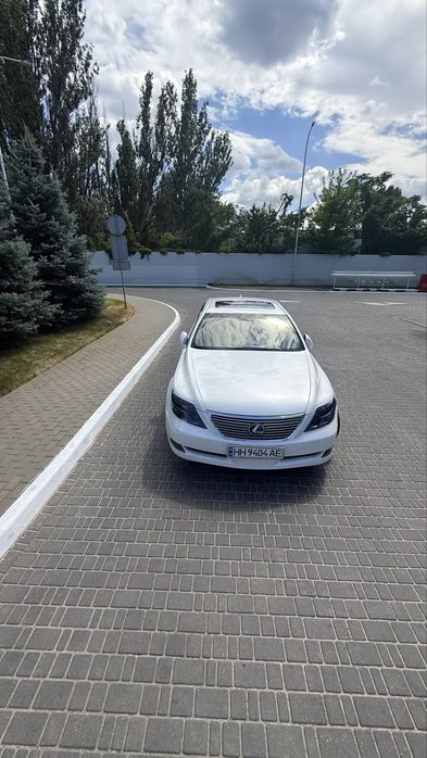Lexus ls 600 hl в очень хорошем состоянии весь в родной краске!