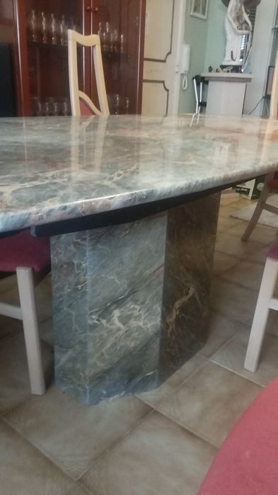 Mesa de jantar extensível em mármore com seis cadeiras