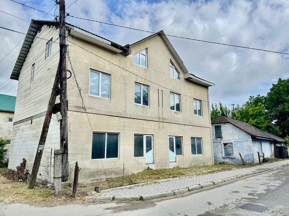 Продаються квартири з комерційним приміщенням