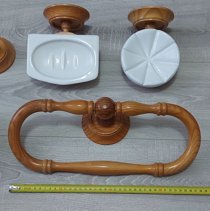 Аксессуары для ванной комнаты из дерева и керамики