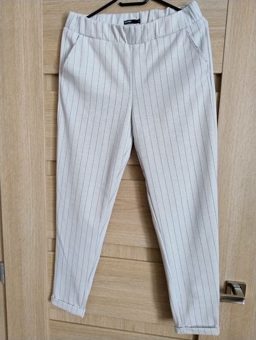 Materiałowe spodnie Cropp rozmiar M