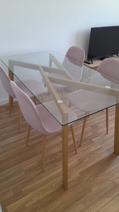 Oportunidade. Como Nova - Mesa retangular em vidro + 4 cadeiras rosa Hôma