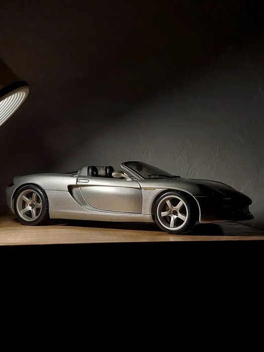 Модель 1/18  Porsche Carrera GT Maisto