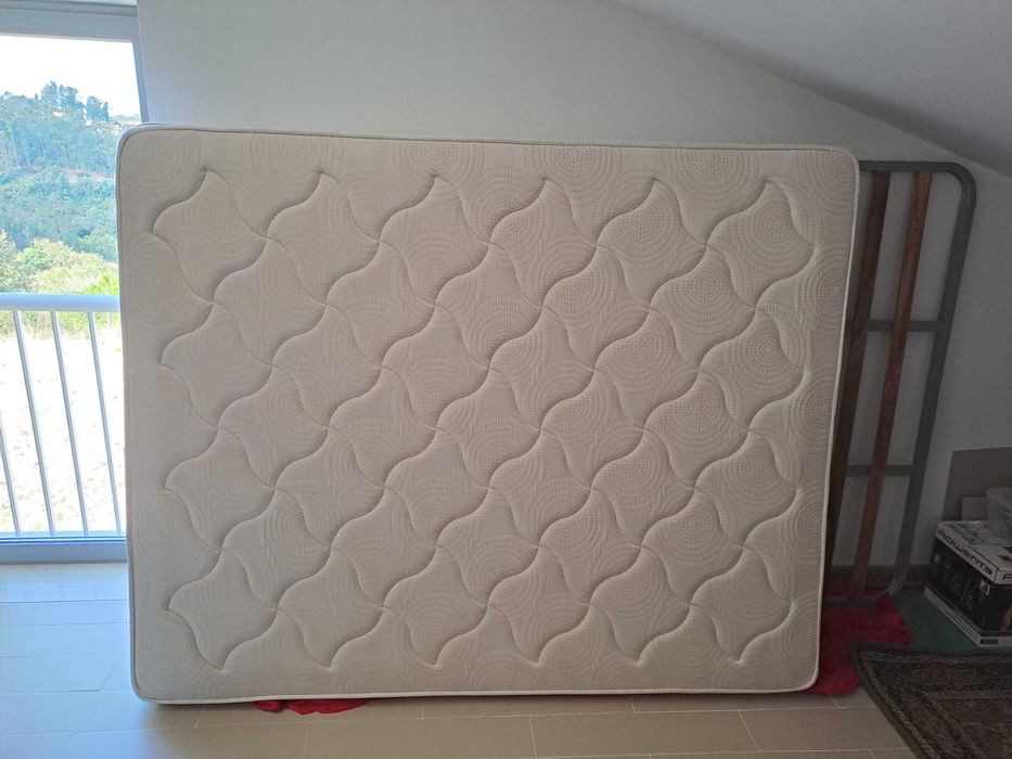 Colchão 200x150 cm + estrado de metal