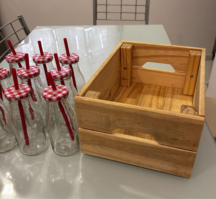 Garrafas vidro e caixa arrumacao