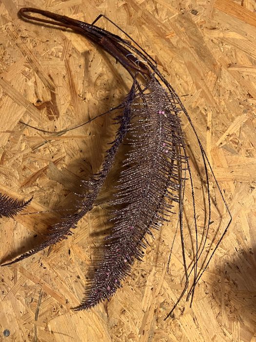 Декор, квіти, гілочки на ялинку