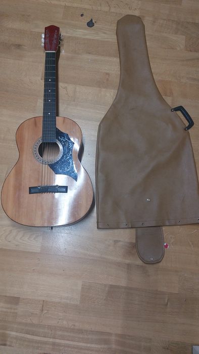 Gitara ze zdobieniem z narzutą