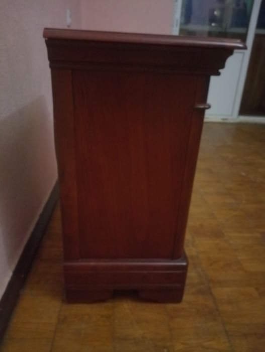 Тумбочка (57 см * 36 см *70 см),практически новая)