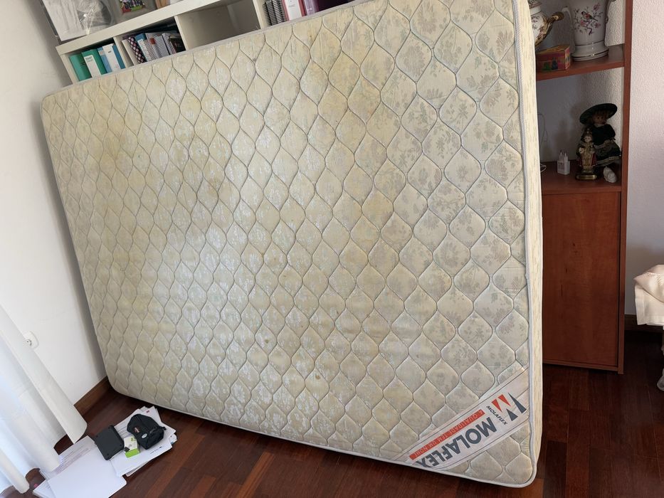 Cama com mesa de cabeceira e comoda para venda assim como o colchao