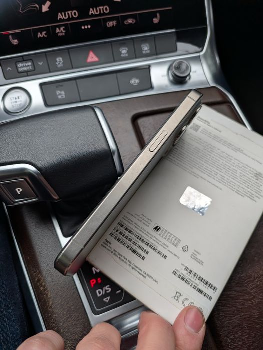 iPhone 15 pro 256 natural titanium