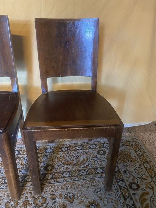 Cadeiras antigas em madeira