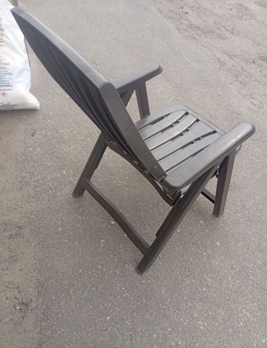 Складной пластиковый стул