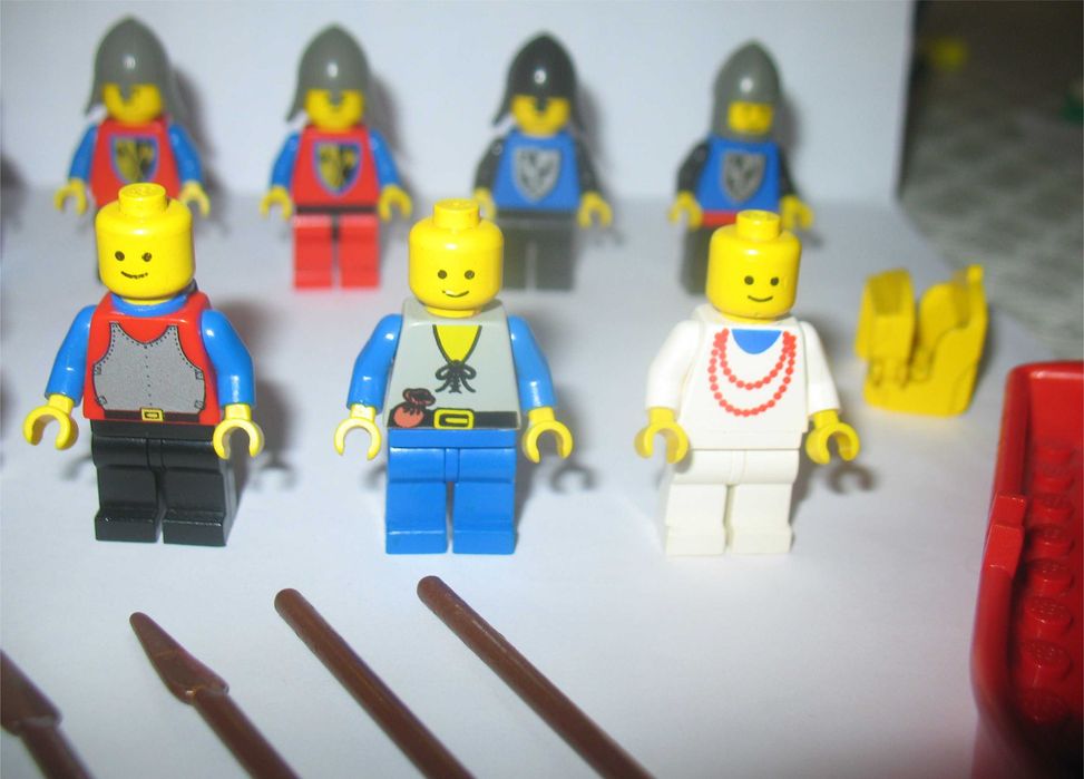 Conjunto Lego Vintage- 13 Minifiguras e vários Acessórios (Anos 80/90)