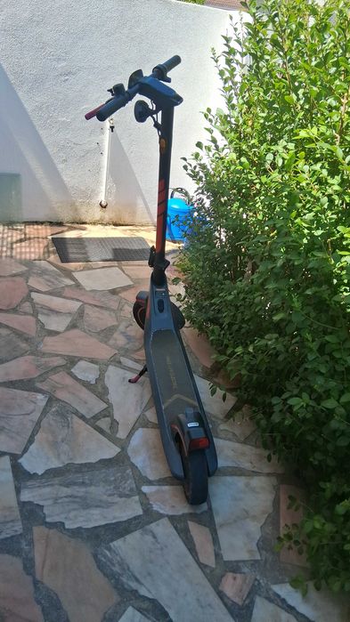Vendo trotinet, ele carrega mas logo descarrega rápido. Problema na bateria. Não tem carregador.