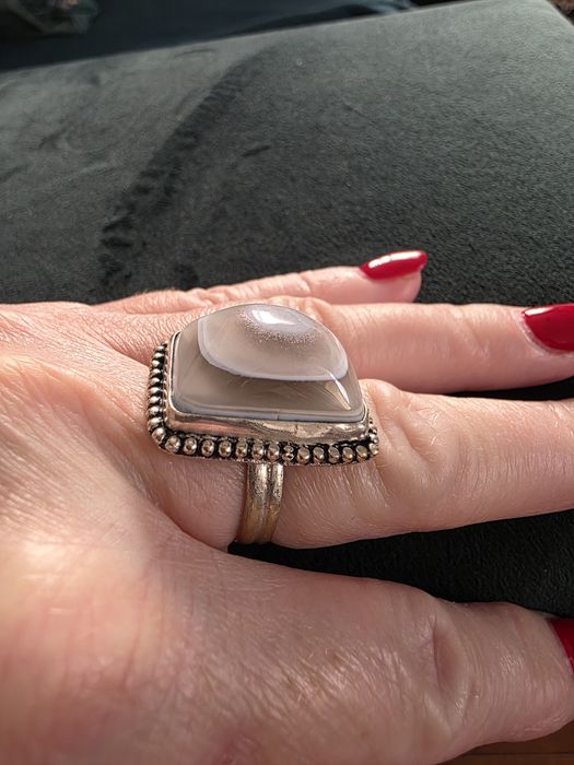 Okazały pierścionek z kamieniem