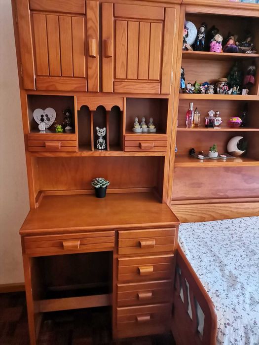 Armário em MADEIRA com cama
