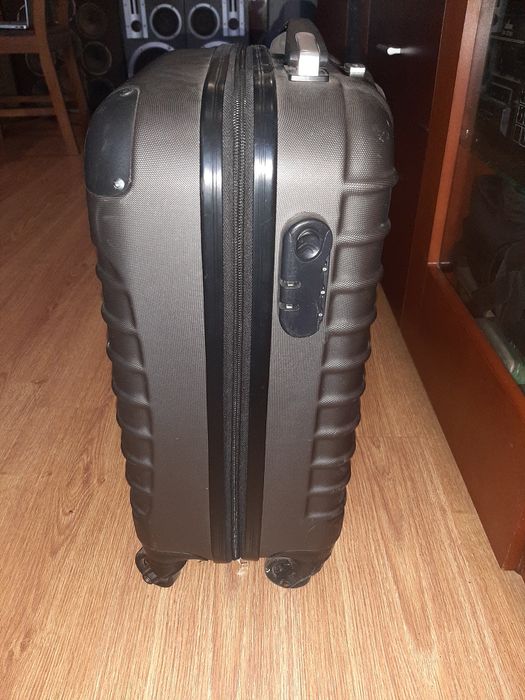 Продам дорожный чемодан.