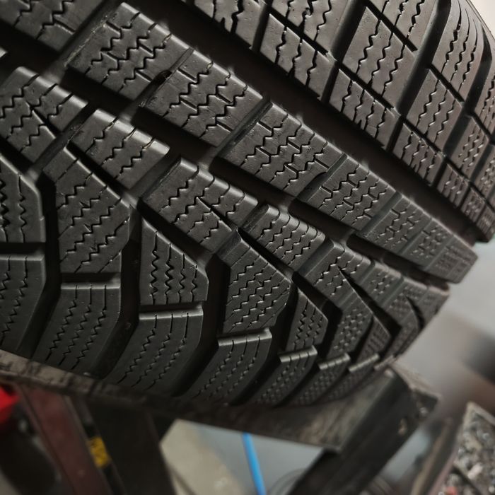 205/55/17 XL Sprzedam parę opon zimowych Hankook