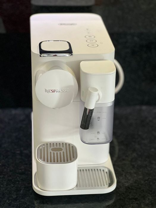 Maquina Nespresso Lattissima One Silky White