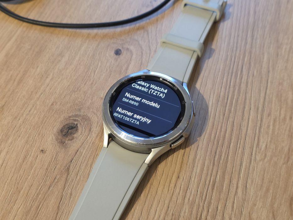 Galaxy Watch 4 Classic | Srebrny | 46 mm |