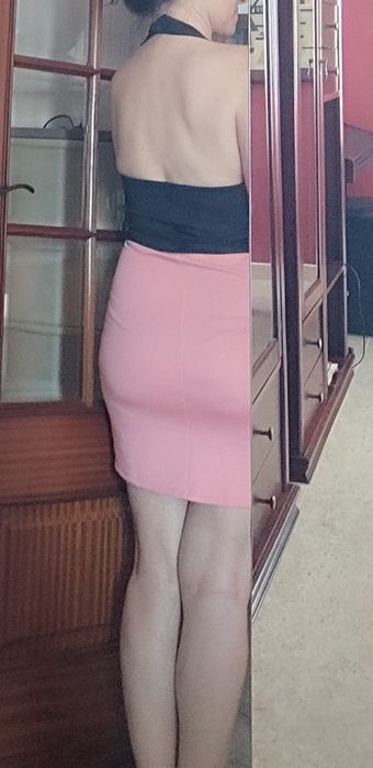 Vestido Bershka sem costas coral e preto