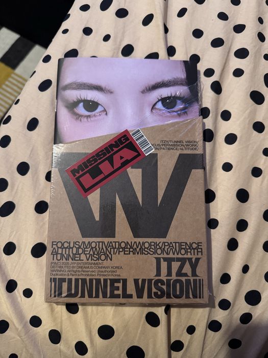 Album Itzy Tunnel Vision ver Lia kpop