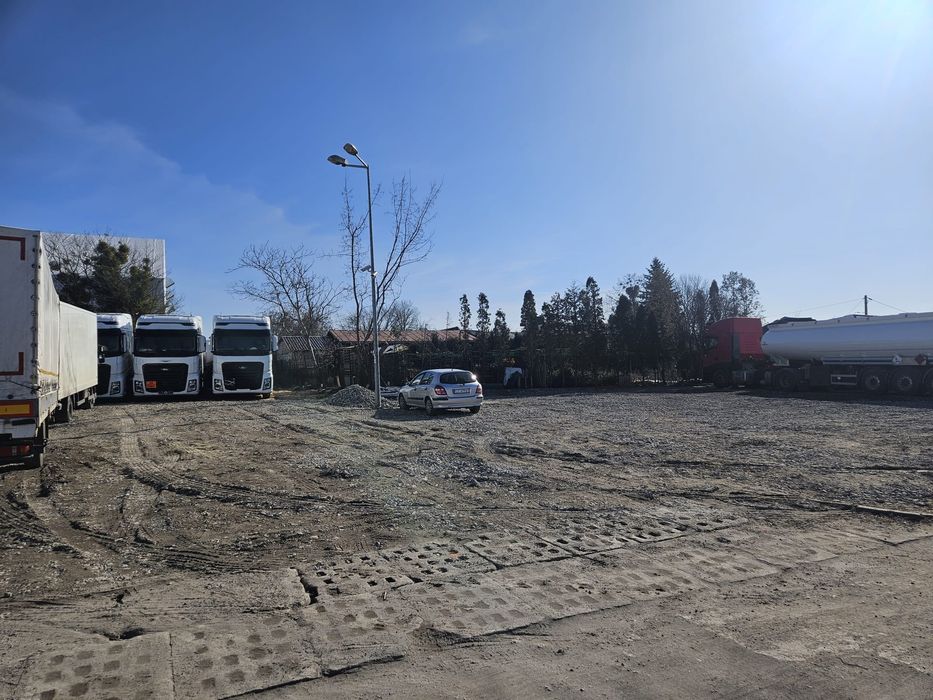 Parking. Miejsce postojowe TIR, maszyny budowlane, Bus