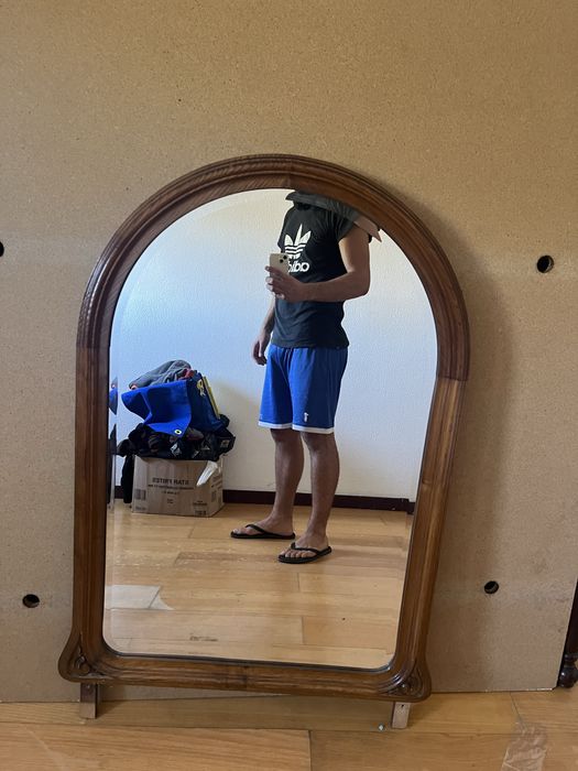 Espelho de movel madeira tom castanho