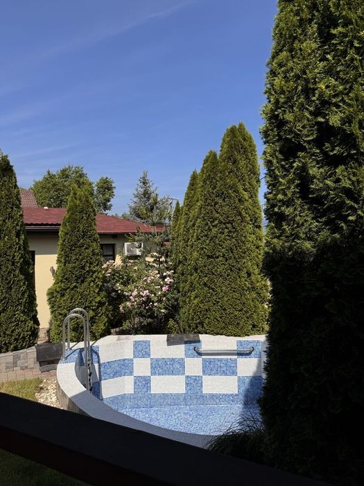 Власний будинок з басейном