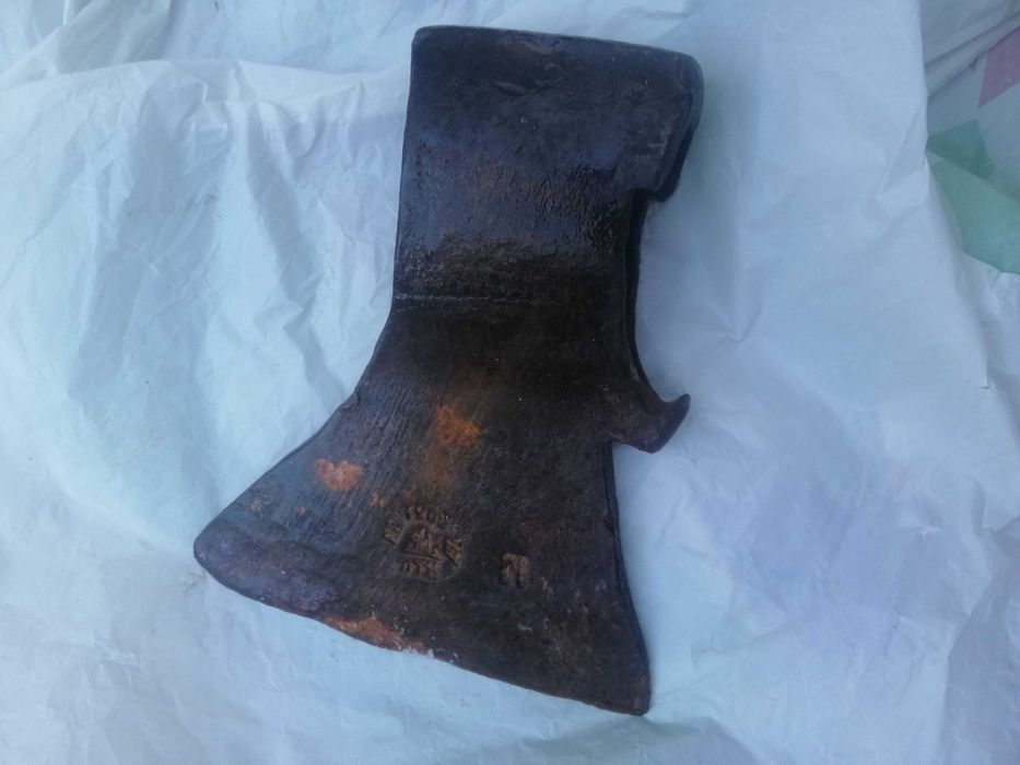 Топор с клеймом старий