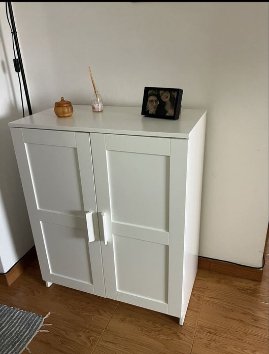 Título: Móvel Branco IKEA com 2 Portas – Excelente Estado