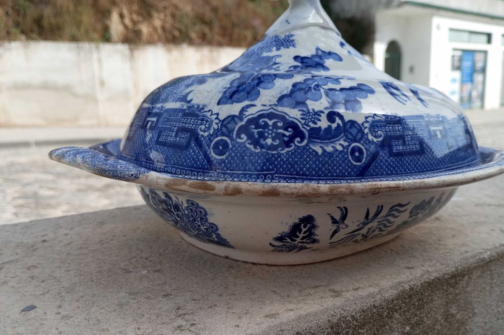 Antigo prato coberto/terrina Inglesa Blue Willow em faiança