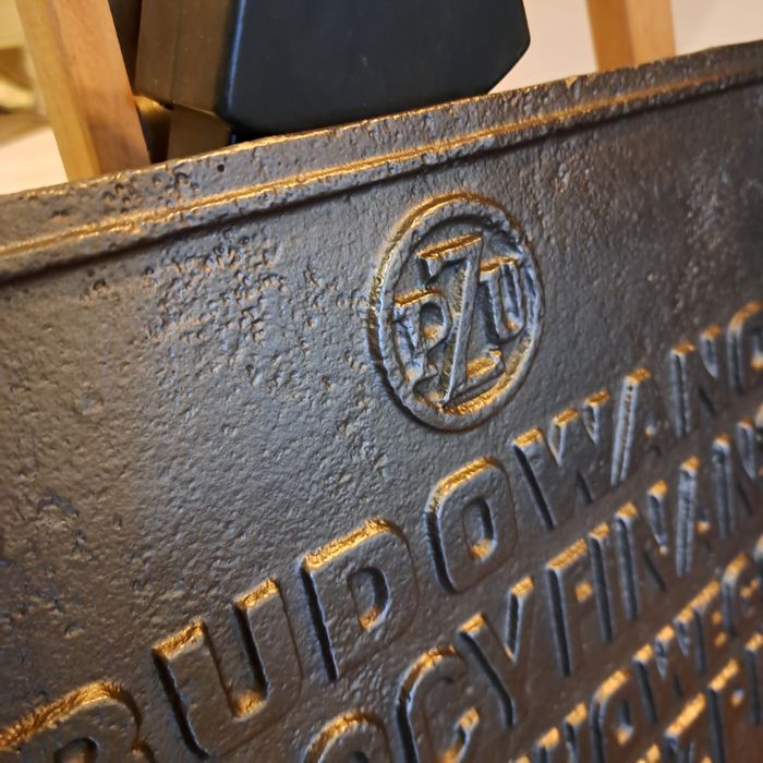 Tablica żeliwna PZU loft industrialna