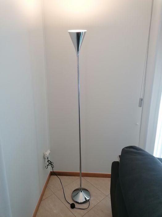 Candeeiro de pé em metal