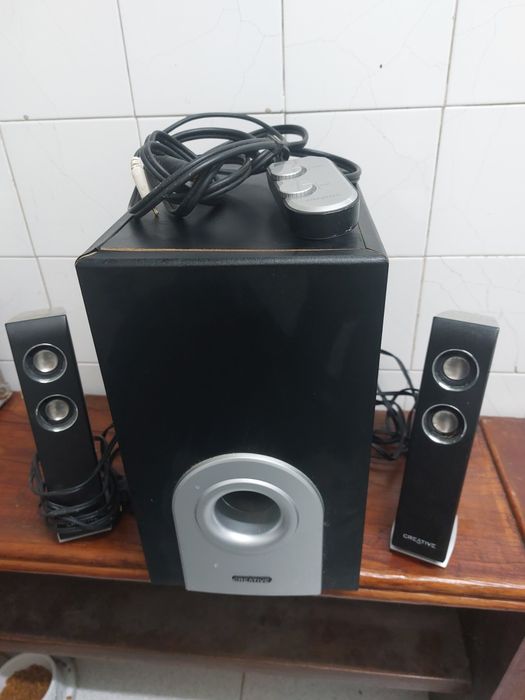 Colunas Amplificadas Creative I-Trigue L3500 , da Creative 

Sistema 2.1

Cada Satelite é composto por 2 tweeters + um medio Lateral

Este é o sistema