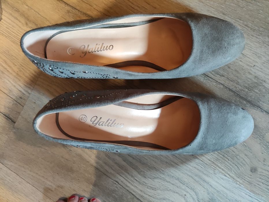 Buty na obcasie szare